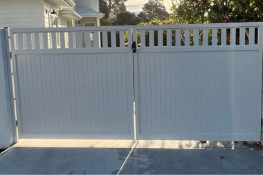 Swinging gate 1 white